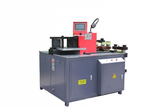 閉式數(shù)控母線(xiàn)加工機(jī)